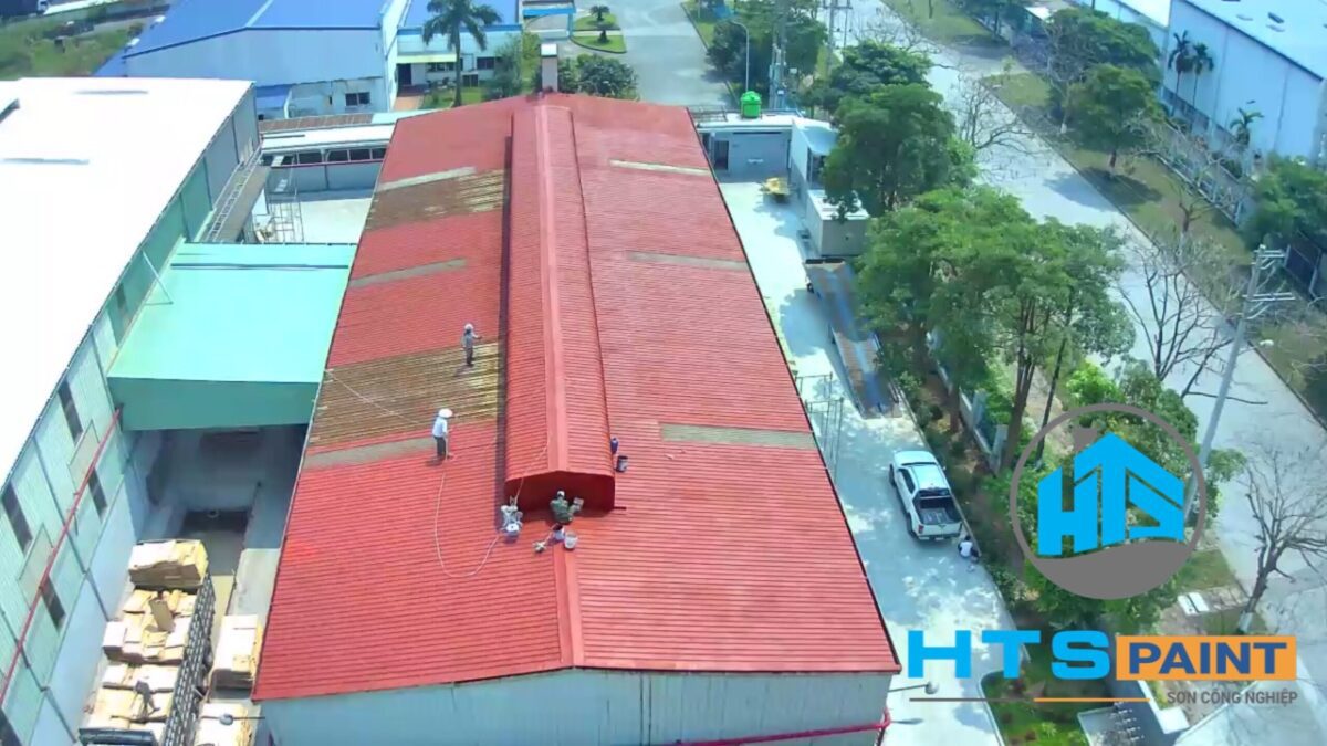 Hình ảnh công nhân sơn chống rỉ trên mái tôn