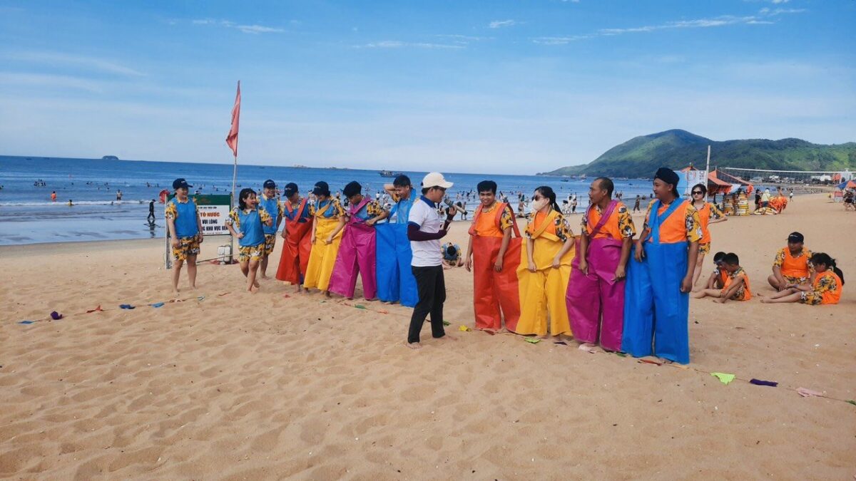 HTS Việt Nam - Du lịch hè 2024 tại Biển Thiên Cầm, Hà Tĩnh!