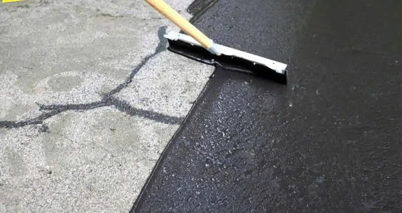 So sánh bề mặt trước và sau khi được sơn phủ HTS®POTYBITUM-E2C, cho thấy hiệu quả chống thấm và cải thiện thẩm mỹ