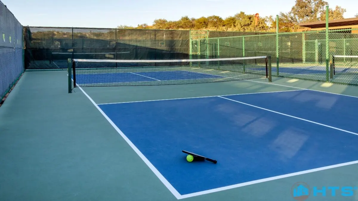 Quy trình sơn sân tennis chuyên nghiệp từ HTSpaint gồm các bước xử lý bề mặt, sơn lót và sơn phủ giúp tăng độ bền, chống trơn trượt và đạt chuẩn thi đấu