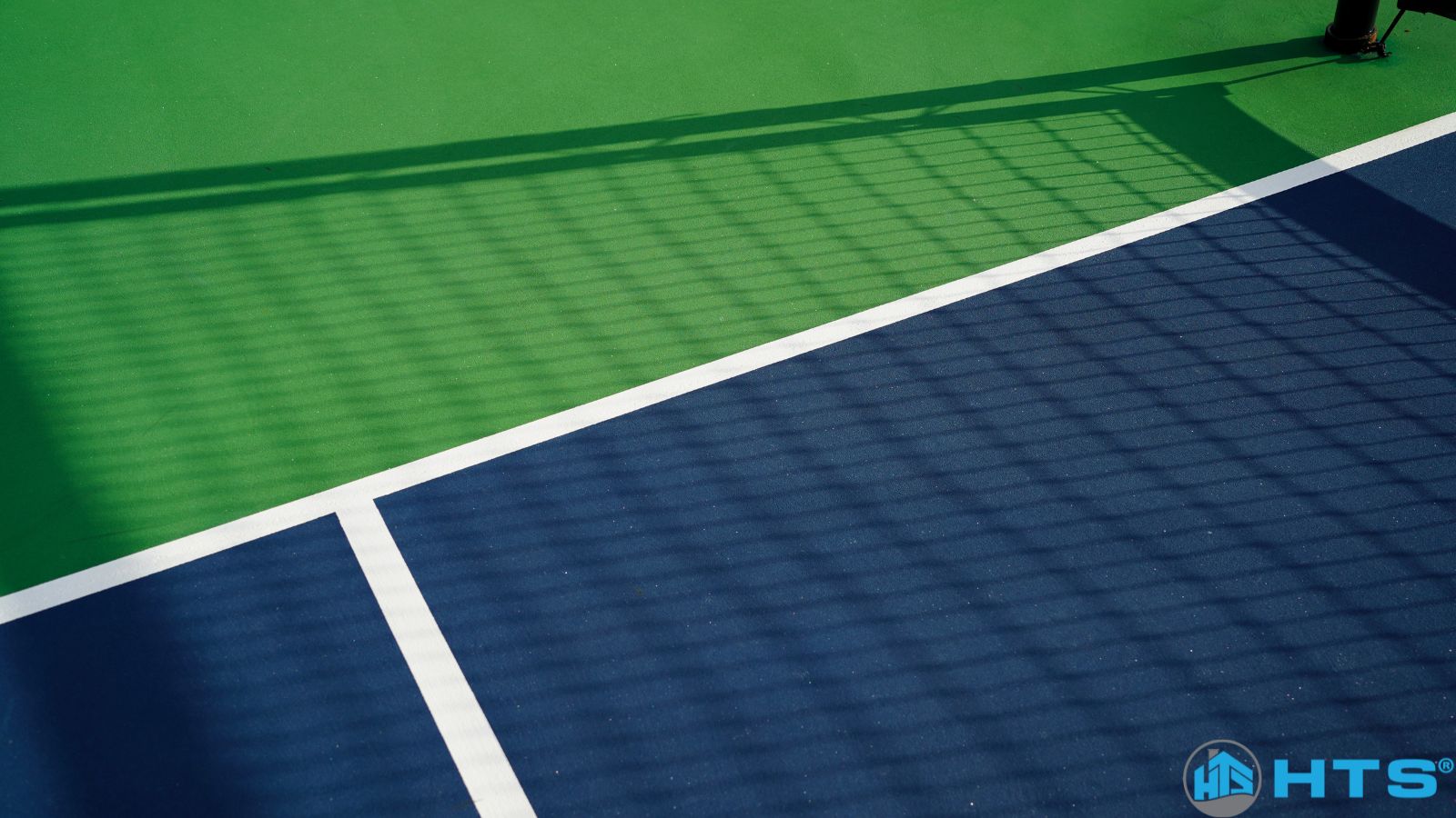 Quy trình sơn sân tennis với các bước từ chuẩn bị bề mặt, sơn lót, sơn đệm, sơn phủ màu đến kẻ vạch sân, đảm bảo chất lượng và độ bền cao