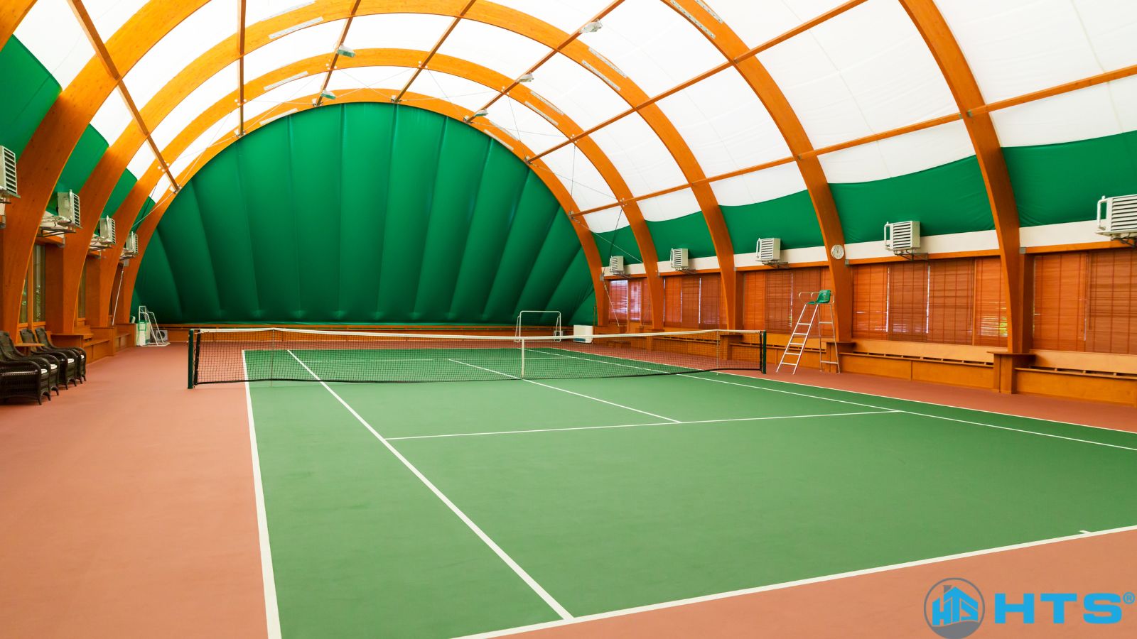 Sân tennis trong nhà, không bị ảnh hưởng bởi thời tiết