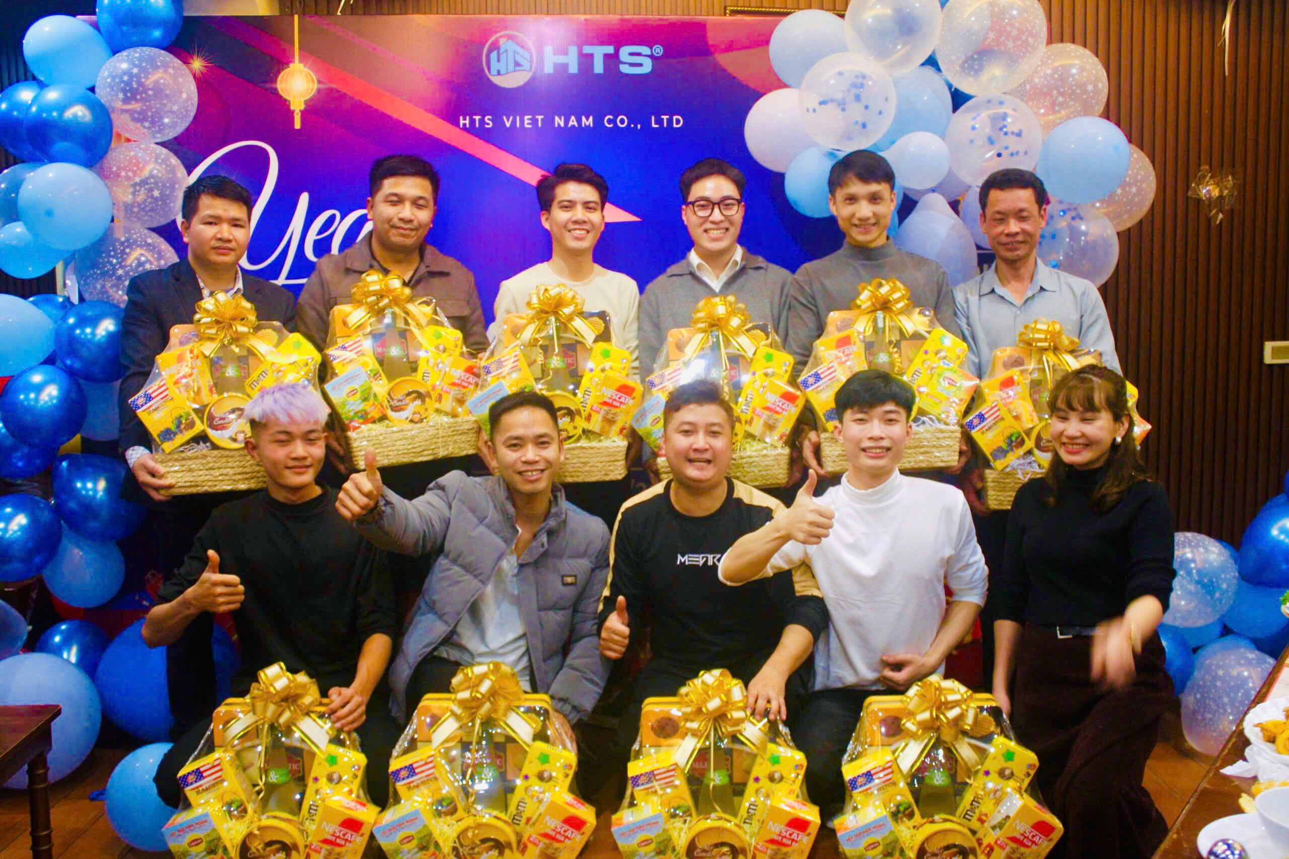 Tặng quà tết HTS