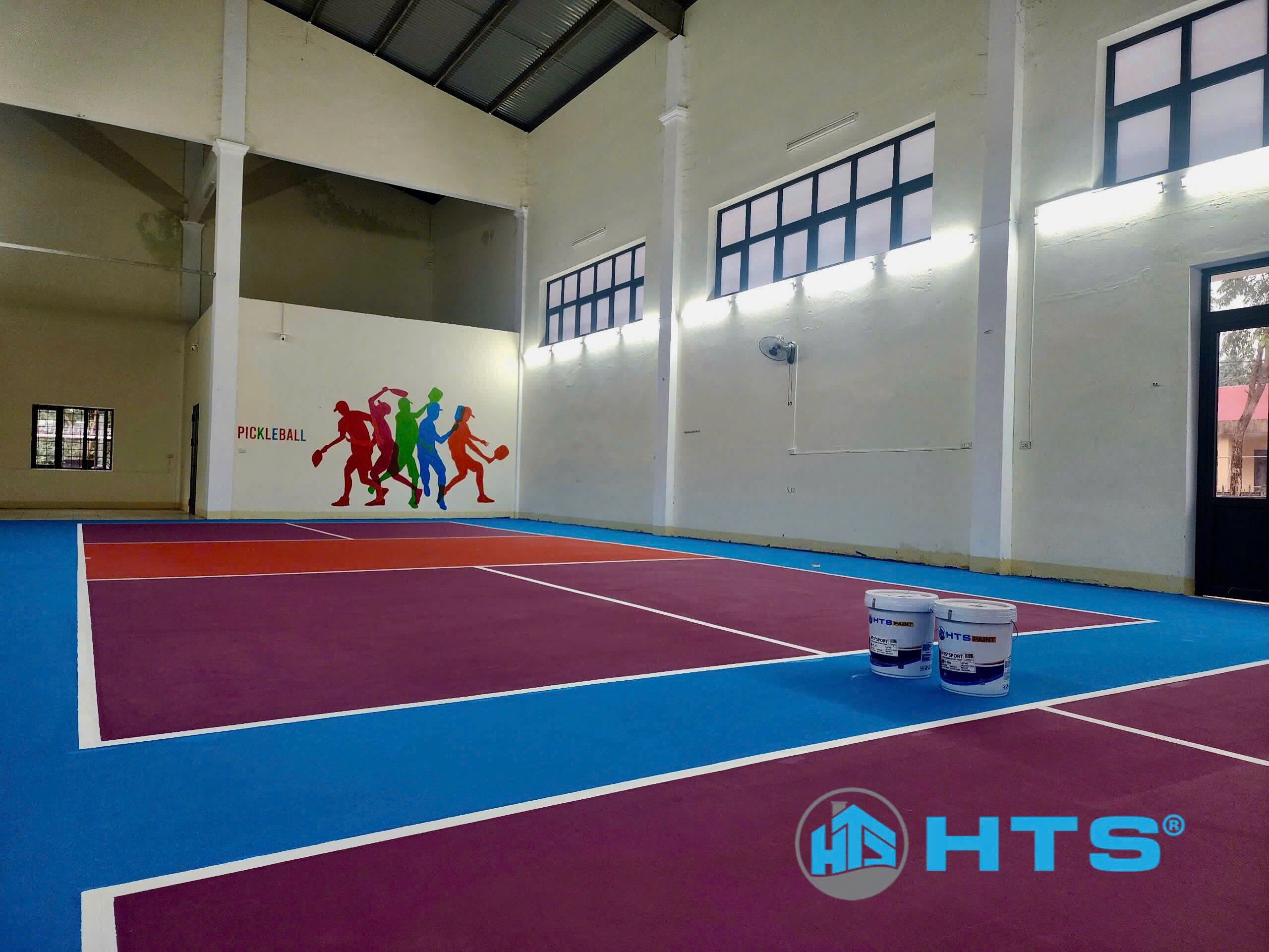 Những tiêu chí cần đảm bảo khi thi công sân Pickleball, bao gồm kích thước, chất liệu mặt sân, hệ thống chiếu sáng và vạch kẻ