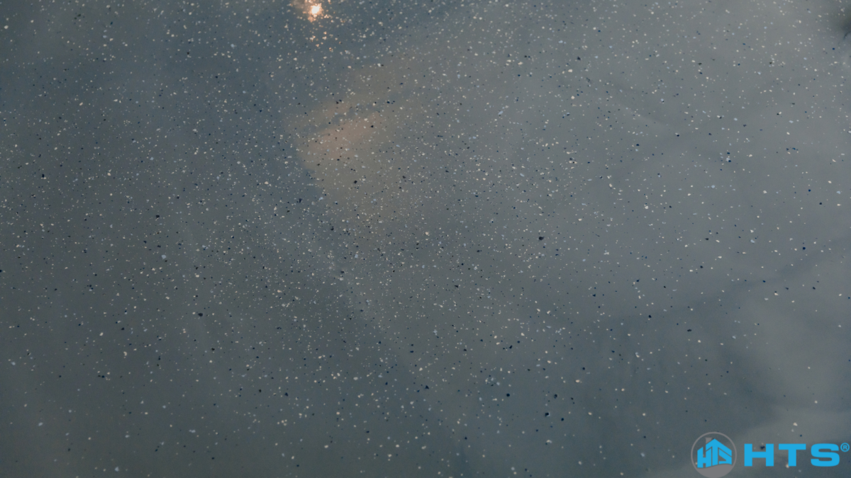 Kỹ thuật viên đang tư vấn khách hàng về quy trình thi công sơn epoxy cho showroom – giải đáp những thắc mắc phổ biến