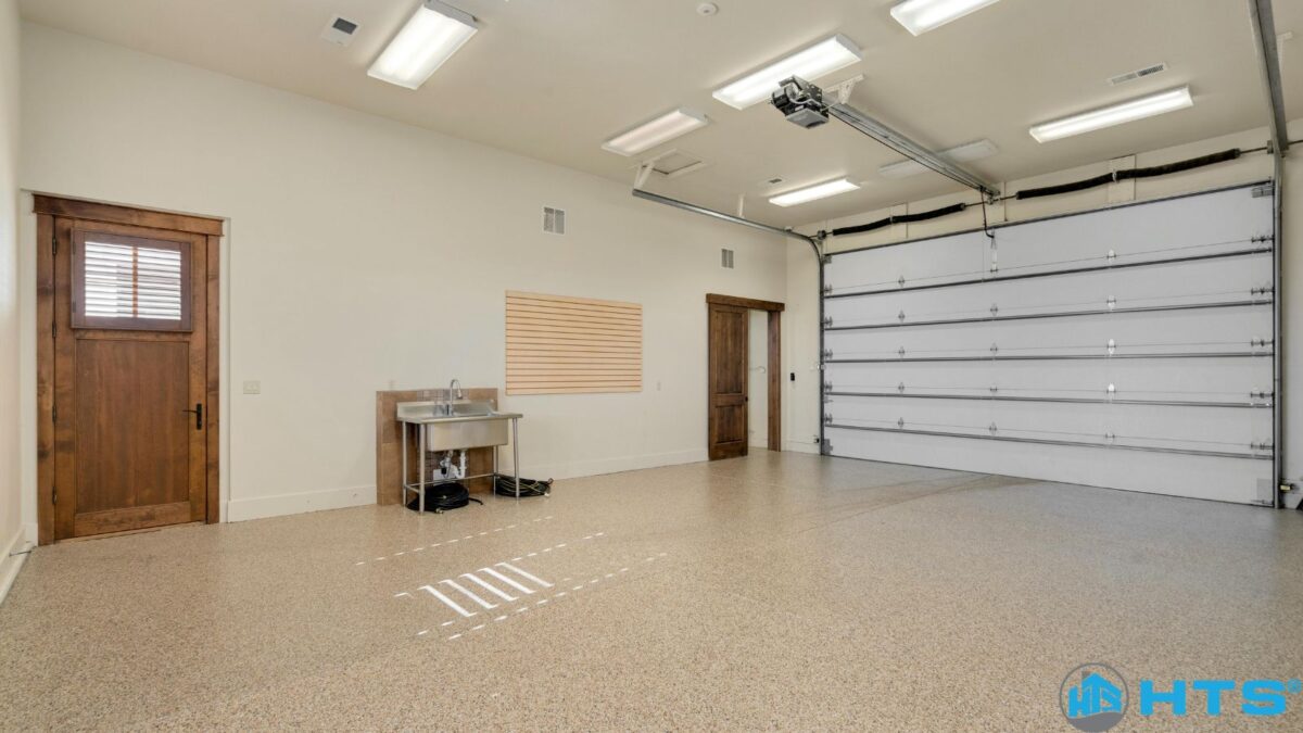 Sơn sàn epoxy dễ bảo trì nhờ khả năng chống bám bẩn, dễ vệ sinh và không cần bảo dưỡng thường xuyên