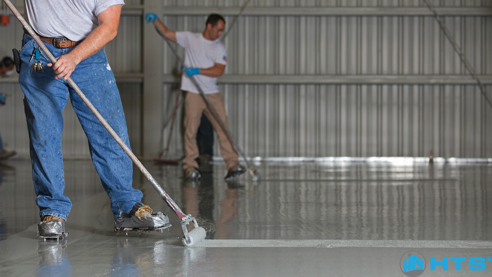 Sàn showroom được phủ sơn epoxy sáng bóng, thẩm mỹ cao, dễ vệ sinh và chống trầy xước