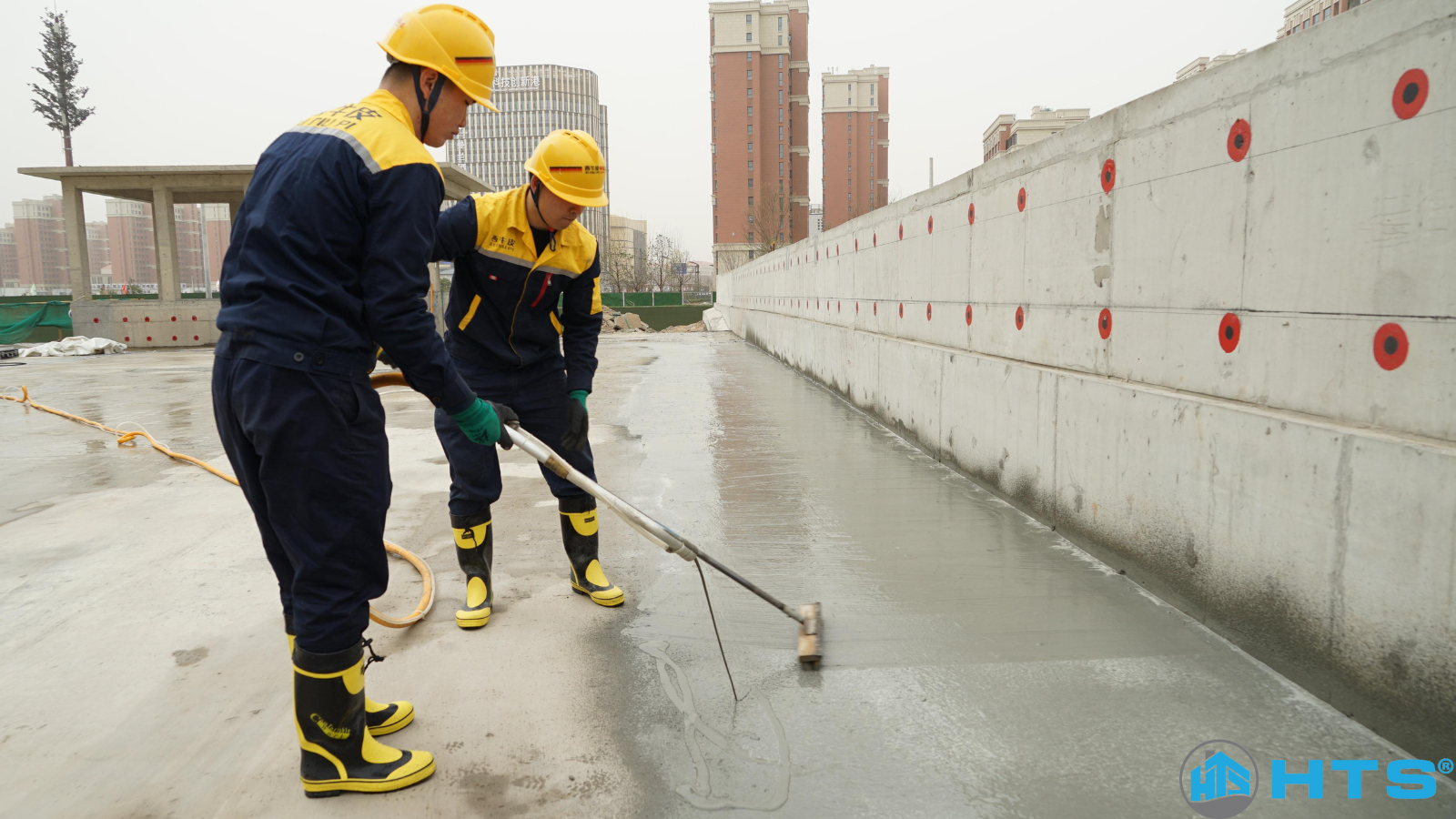Minh họa cấu tạo lớp sơn chống nóng và cơ chế phản xạ nhiệt giúp giảm nhiệt độ mái nhà hiệu quả.