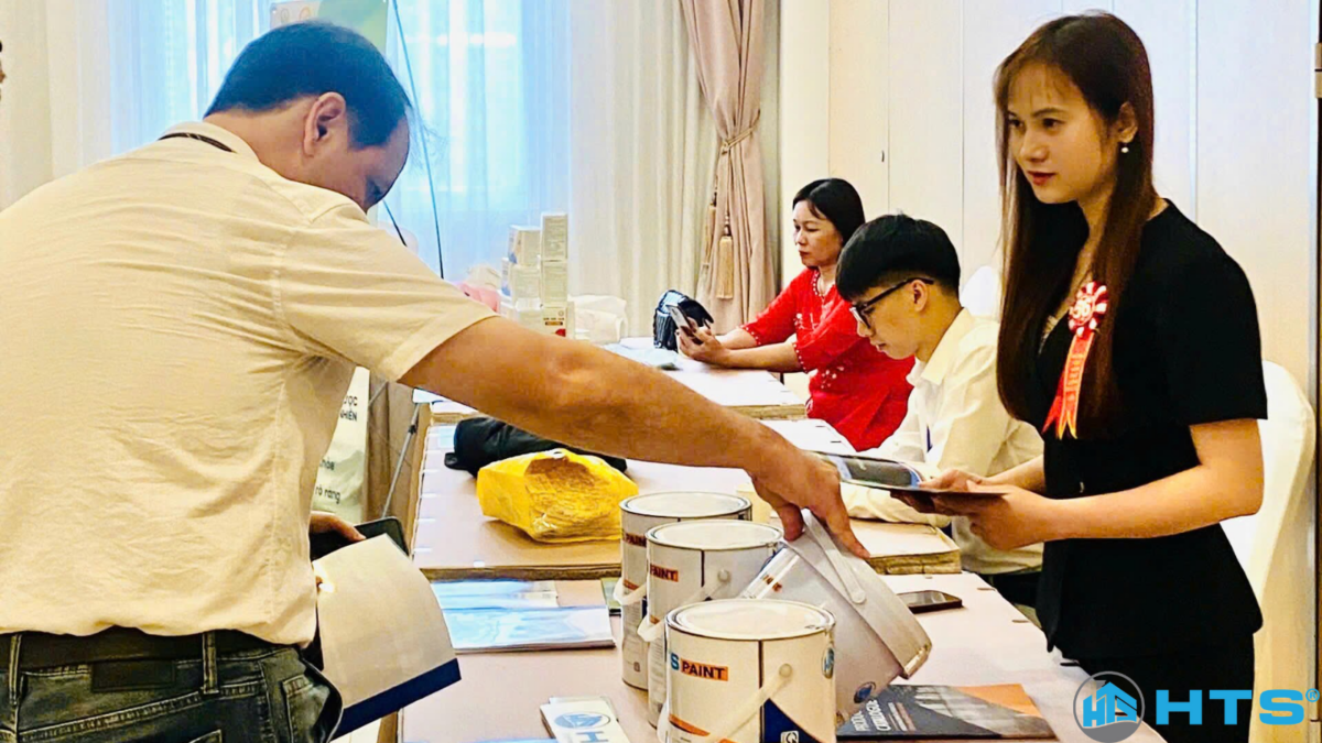 Khách tham quan tìm hiểu sản phẩm tại gian hàng HTS Việt Nam trong khuôn khổ sự kiện vinh danh thương hiệu uy tín