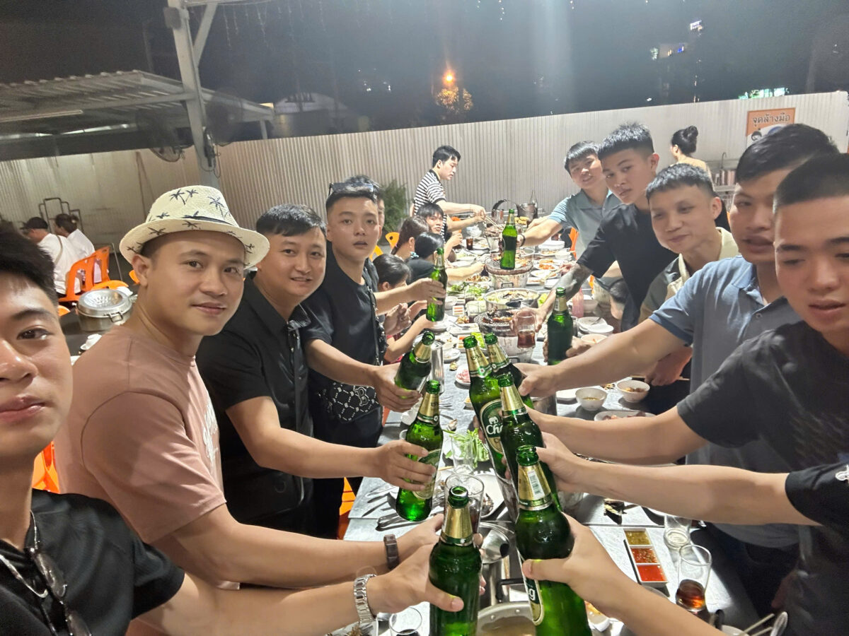 HTS Việt Nam quây quần bên tiệc BBQ tối trong chuyến du lịch Thái Lan 5 ngày 4 đêm
