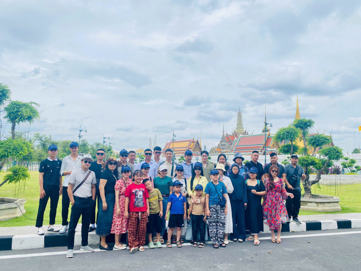 HTS Việt Nam check-in tại Grand Palace Thái Lan trong chuyến du lịch công ty 5 ngày 4 đêm