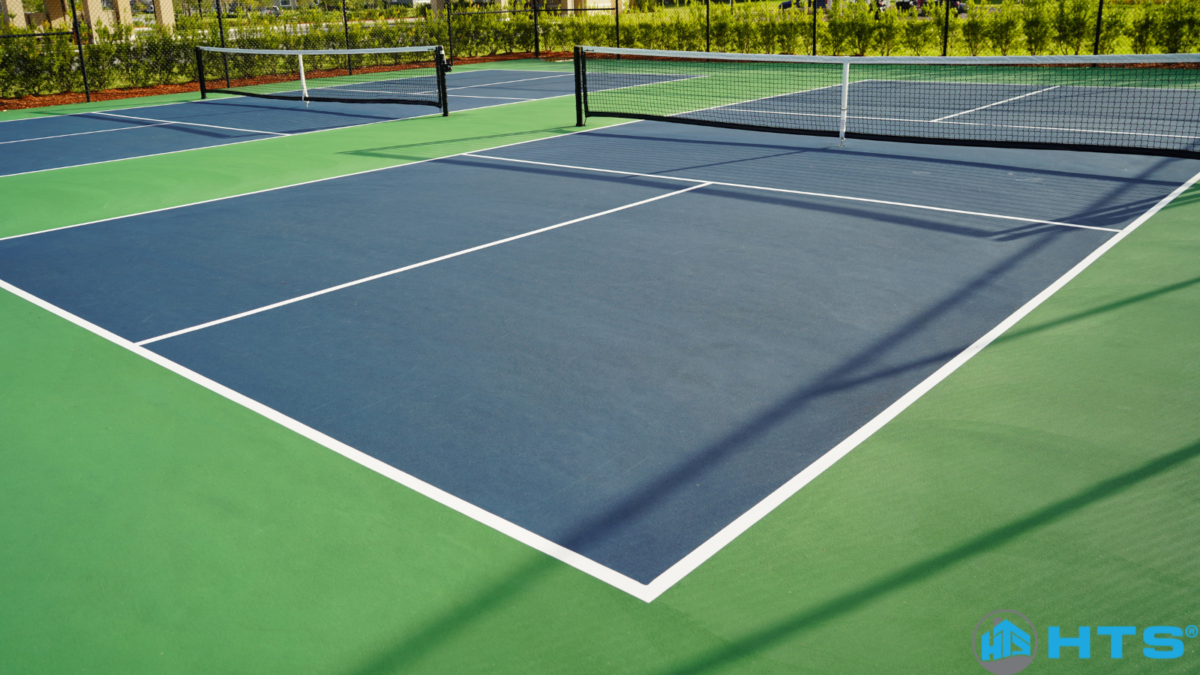 Hình ảnh minh họa các loại sân đánh tennis phổ biến như sân ngoài trời, sân trong nhà và sân tennis có mái che