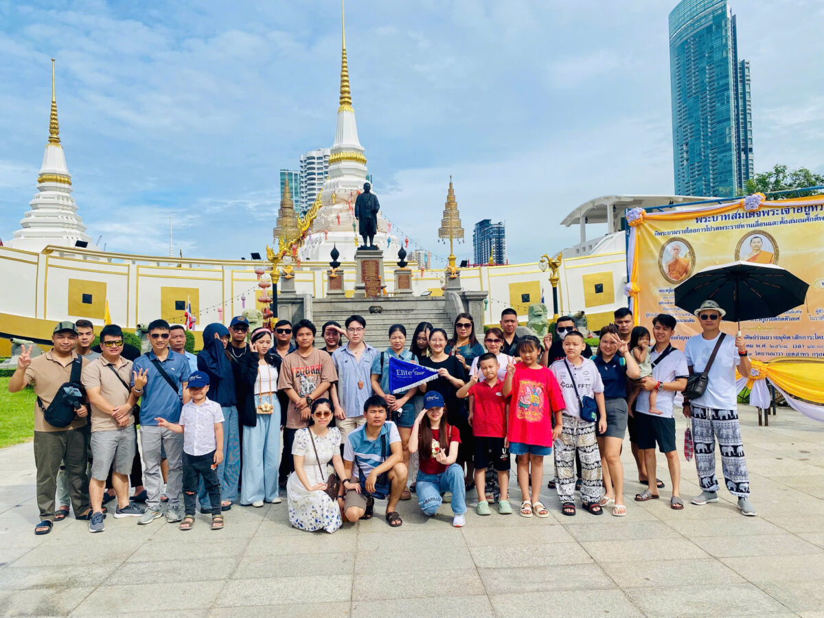 HTS Việt Nam vui nhộn check-in chùa thuyền Wat Yanawa Bangkok trong tour Thái Lan 5 ngày 4 đêm