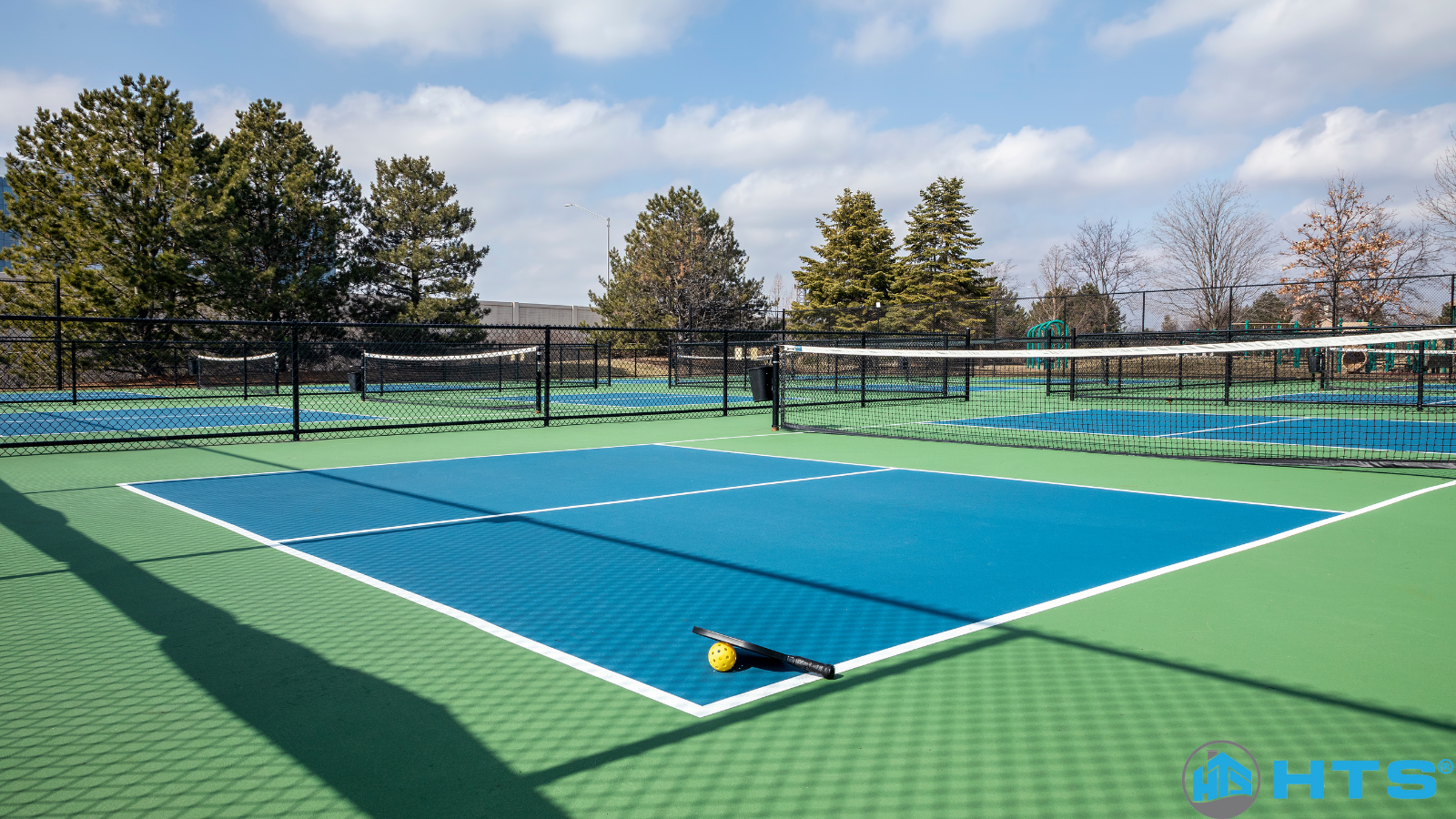 Giải đáp những thắc mắc phổ biến khi sơn lại sân pickleball giúp bạn lựa chọn giải pháp thi công hiệu quả và tiết kiệm