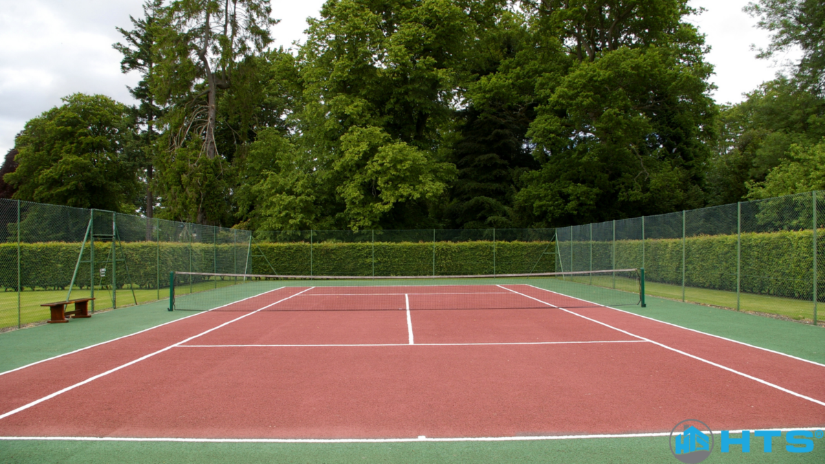 Hình ảnh tổng hợp các câu hỏi thường gặp về sân đánh tennis như chi phí thi công, loại sơn phù hợp, thời gian hoàn thành và bảo dưỡng