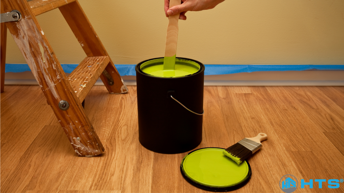 Thợ thi công đang thực hiện pha sơn chống nóng theo đúng tỉ lệ chuẩn để đảm bảo hiệu quả cách nhiệt tối đa