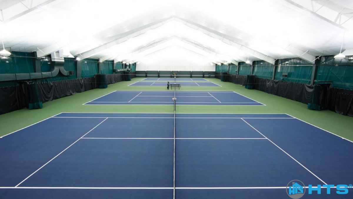 Lắp đặt sân tennis có mái che giúp người chơi thoải mái tập luyện và thi đấu, bất chấp nắng mưa
