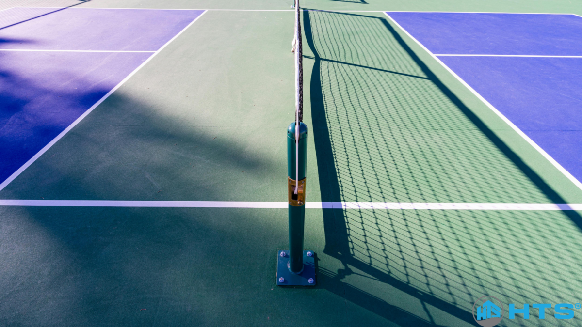 Sử dụng sơn epoxyPU cho sân pickleball giúp tăng độ bám, giảm trơn trượt và kéo dài tuổi thọ bề mặt thi đấu ngoài trời