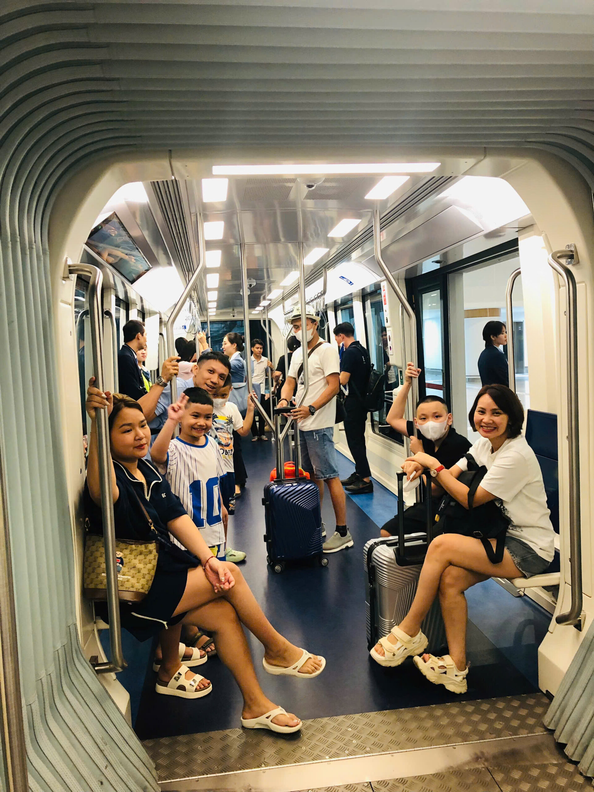 HTS Việt Nam check-in tàu điện siêu tốc Bangkok – vali đầy, mood vui, ai cũng tranh thủ “sống ảo” cực chill trước khi phiêu lưu khắp Thái Lan 5N4Đ!
