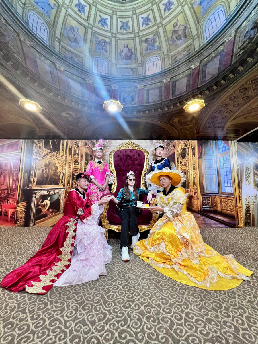 HTS Việt Nam cosplay hoàng gia phiên bản “lầy lội” – váy áo lộng lẫy, thần thái chuẩn quý tộc nhưng hậu trường cười muốn xỉu trong chuyến đi Thái Lan 5N4Đ!