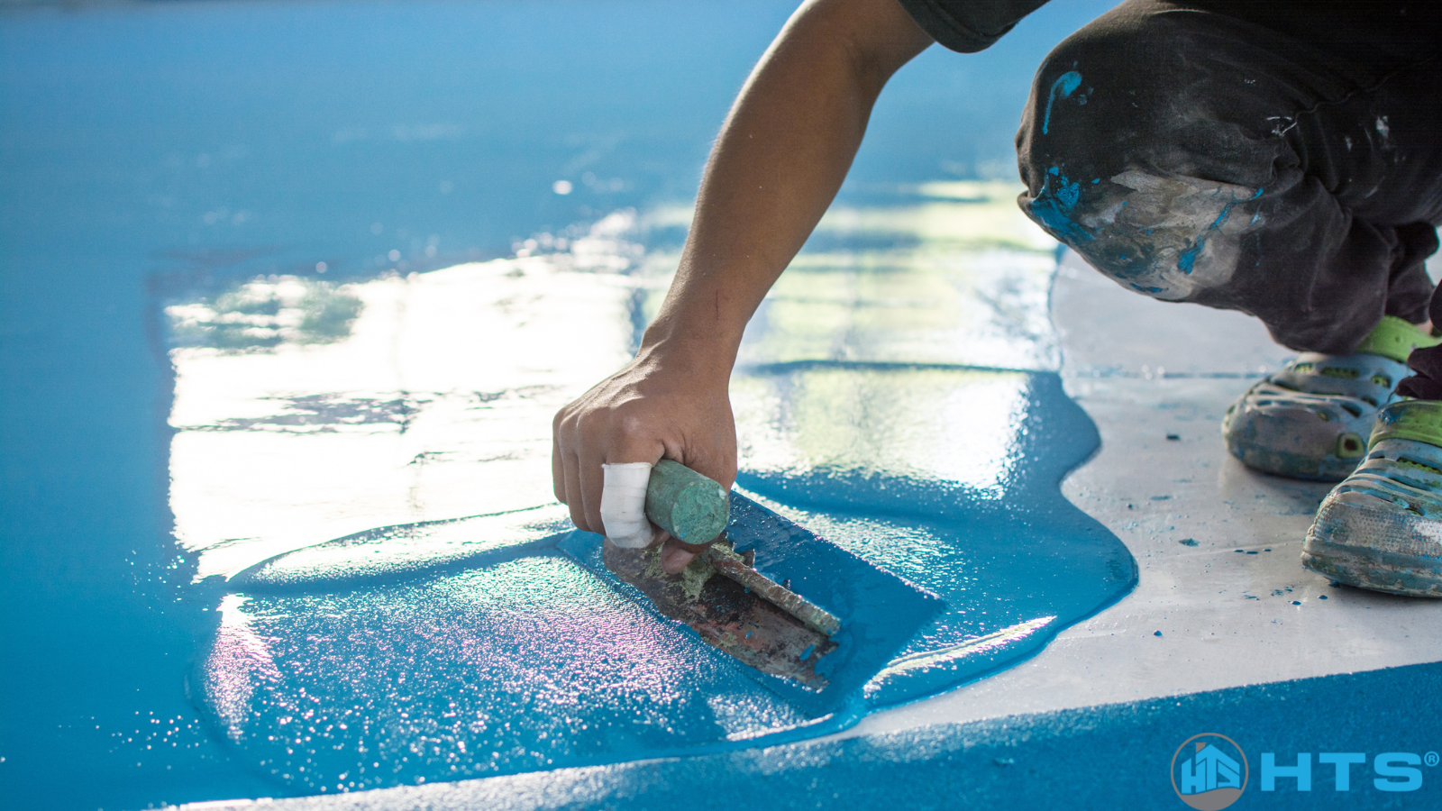 Đặc điểm kỹ thuật nổi bật của sơn epoxy công nghiệp HTSpaint – Hình ảnh bề mặt sàn epoxy láng mịn, bền đẹp trong nhà máy