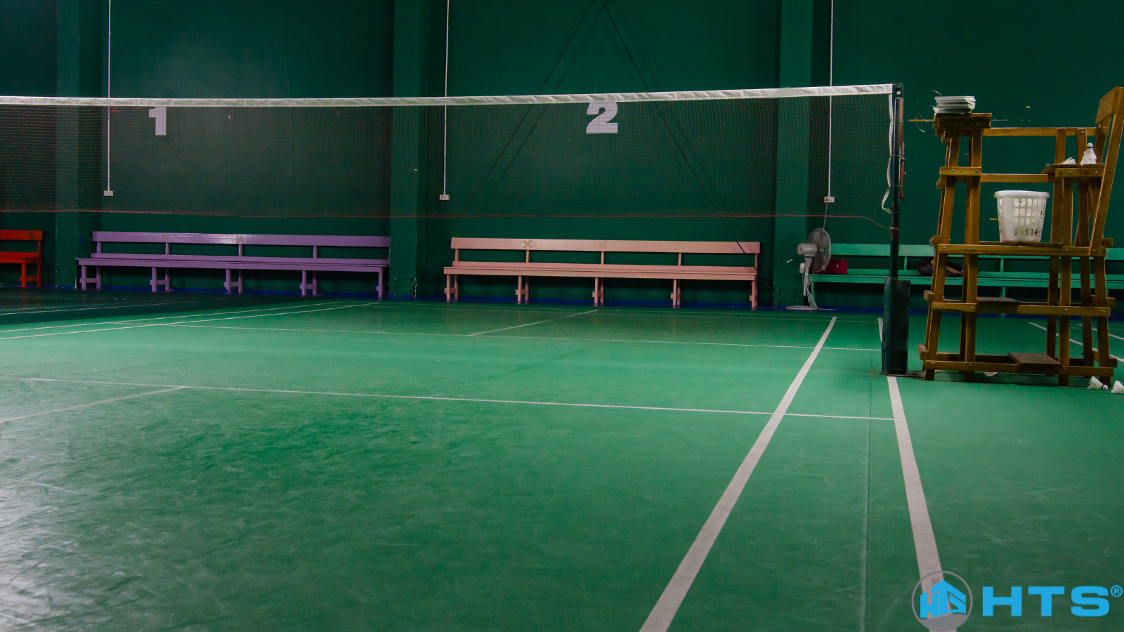 Người chơi trao đổi thông tin và nhận tư vấn tại sân cầu lông 291, nơi sử dụng sơn thể thao cao cấp từ HTSpaint