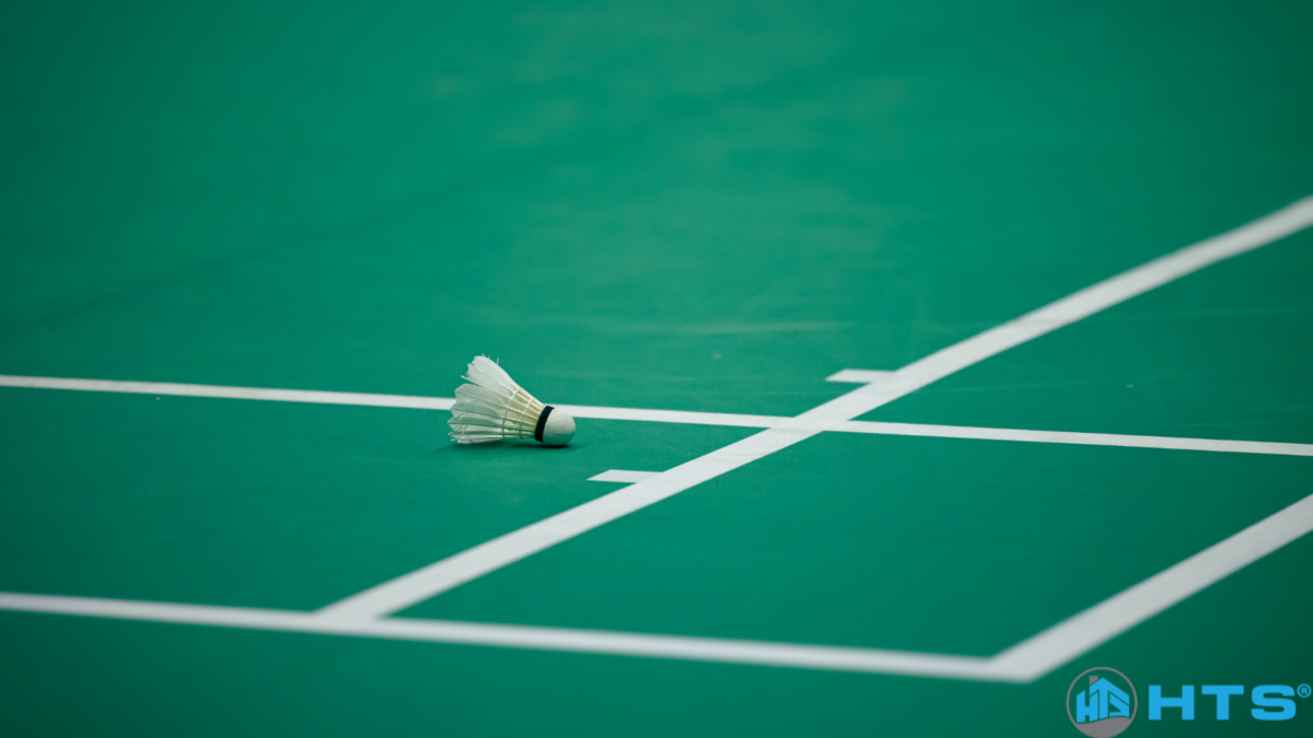 Không gian rộng rãi, sàn sân sơn chuẩn thi đấu tại một sân cầu lông quận Tân Bình – nơi lý tưởng để luyện tập và thi đấu cho mọi lứa tuổi