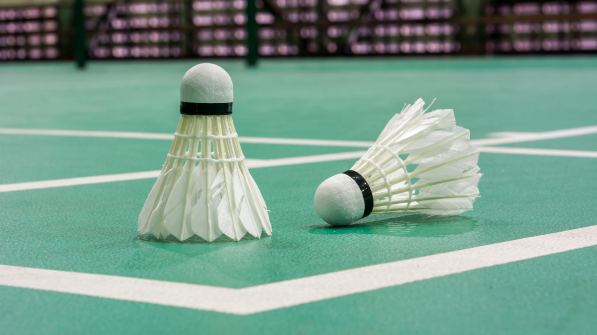 Giải đáp nhanh các câu hỏi thường gặp về sân cầu lông Hưng Phú giúp người chơi yên tâm lựa chọn và đặt sân