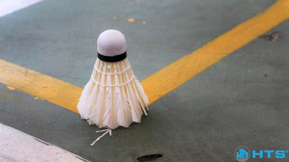 Lễ tân sân cầu lông Cao Lỗ tư vấn khách hàng về lịch đặt sân, giá thuê và tiện ích dịch vụ tại Quận 8