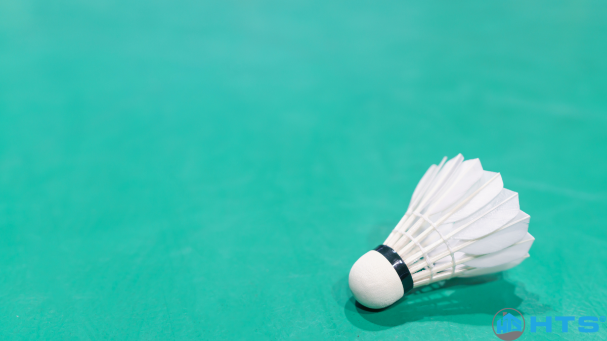 Hình ảnh sân cầu lông Khánh Hồng với mái che, không gian thoáng mát, phù hợp cho chơi cầu lông vào dịp cuối tuần