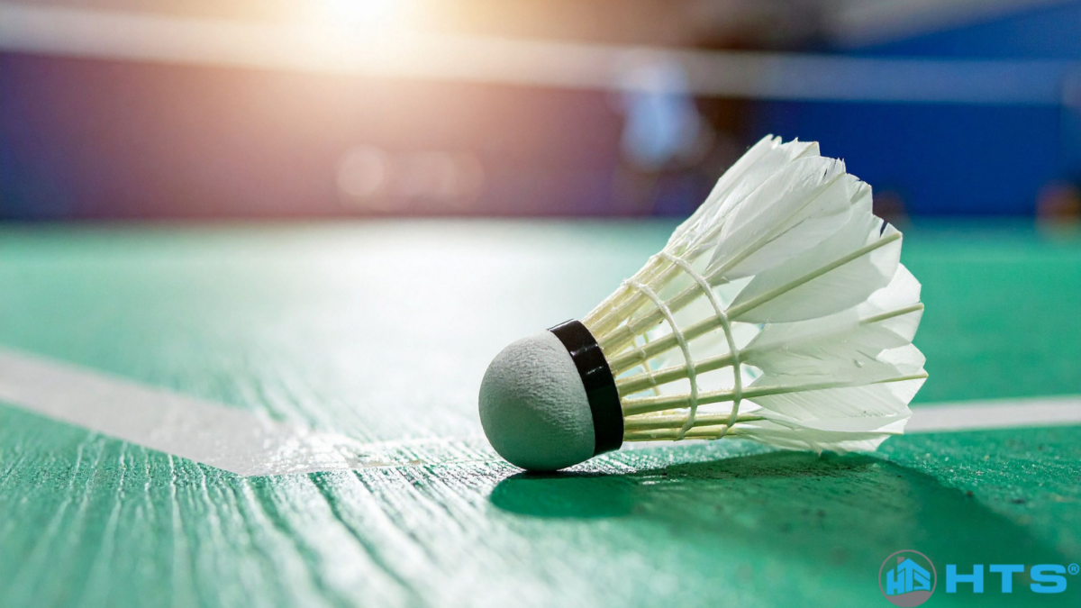 Sân cầu lông Nguyễn Thị Minh Khai với mặt sàn sơn epoxy chất lượng, đảm bảo độ bám và an toàn khi thi đấu