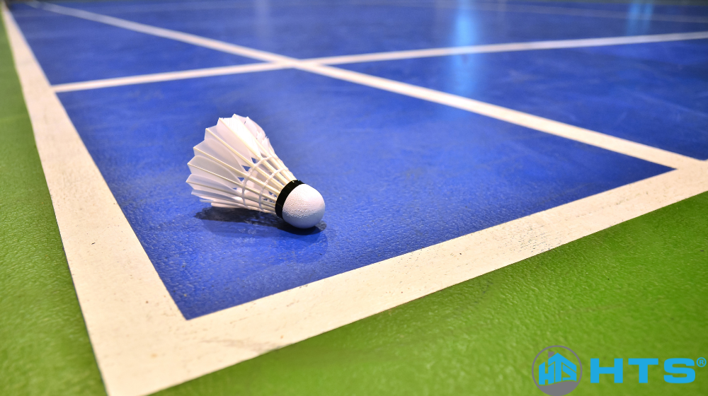 Đặc điểm nổi bật của Sân Cầu Lông Tân Việt với mặt sàn được sơn chuyên dụng bởi HTSpaint, không gian rộng rãi và tiện nghi