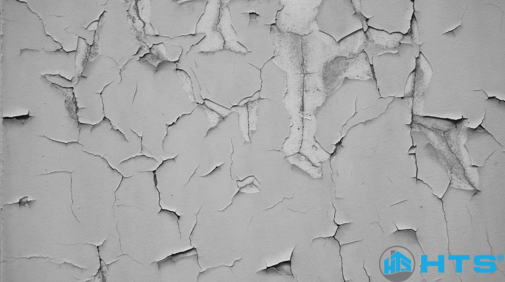 nguyên nhân khiến tường bị bong tróc khi thi công sơn chống thấm, bao gồm độ ẩm cao, lớp sơn cũ yếu và xử lý bề mặt không đúng cách