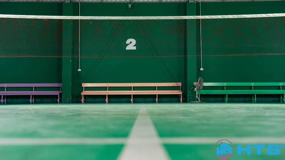 Hình ảnh Sân Cầu Lông T793 với mặt sân sơn epoxy bền đẹp, hệ thống đèn chiếu sáng đồng đều và khu vực luyện tập rộng rãi, chuyên nghiệp