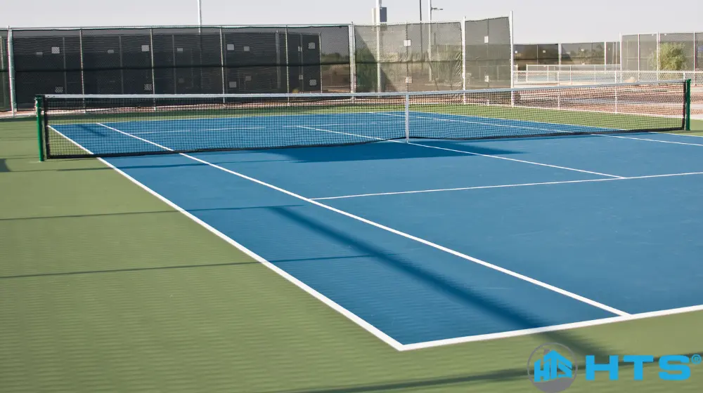 Đặc điểm nổi bật của sân tennis Vạn Bảo tại Ba Đình với mặt sân đạt chuẩn, không gian thoáng và vị trí thuận tiện