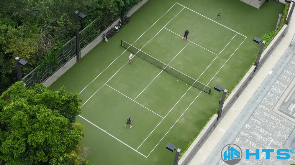 Đánh giá mặt sân Tennis Trung Thiện thực tế, bề mặt sân tennis đạt chuẩn, độ bám cao, hạn chế trơn trượt khi chơi