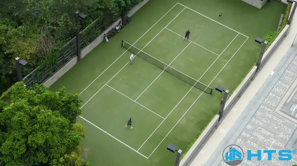 Đánh giá thực tế mặt sân Tennis Trung Thiện với độ bám tốt, mặt sân phẳng, phù hợp tập luyện và thi đấu