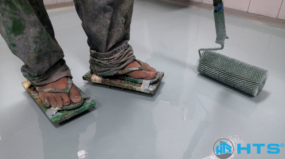 Tiêu chí so sánh sơn epoxy hệ lăn và tự san phẳng chi tiết về độ bền, chi phí và ứng dụng thực tế